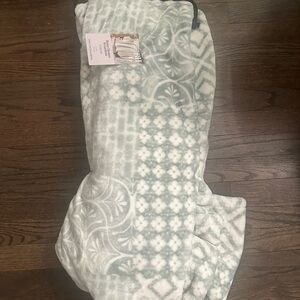 Better Homes And Gardens Plush Throw Blanket - Green and White